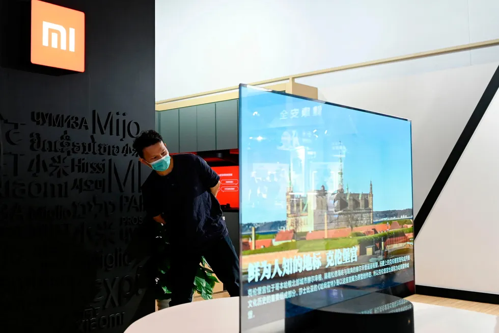 Xiaomi startet med å produsere avanserte smarttelefoner til en billig penge. Selskapet er blitt en elektronikkgigant på få år med en børsverdi på 800 milliarder kroner. Nå settes det inn amerikanske sanksjoner mot selskapet, som gikk forbi Apple som verdens tredje største smarttelefonprodusent i 2020.