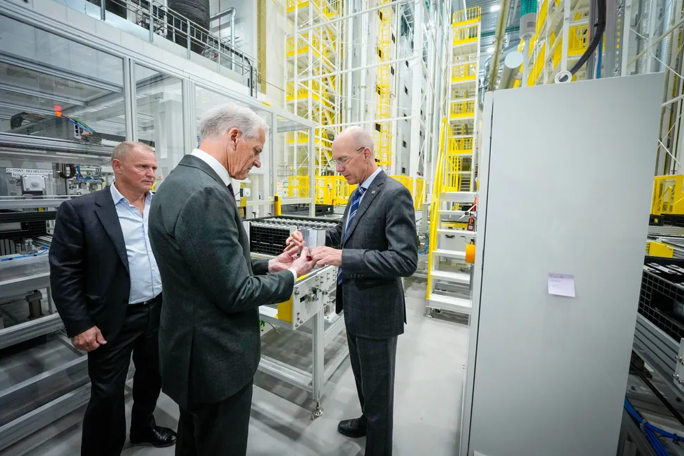 Statsminister Jonas Gahr Støre (Ap) sammen med fabrikksjef Andreas Maier (t.h.) under åpningen av Morrows batterifabrikk i Arendal fredag. Lars Christian Bacher til venstre. Nå sier Morrow opp mellom 50 til 60 ansatte.