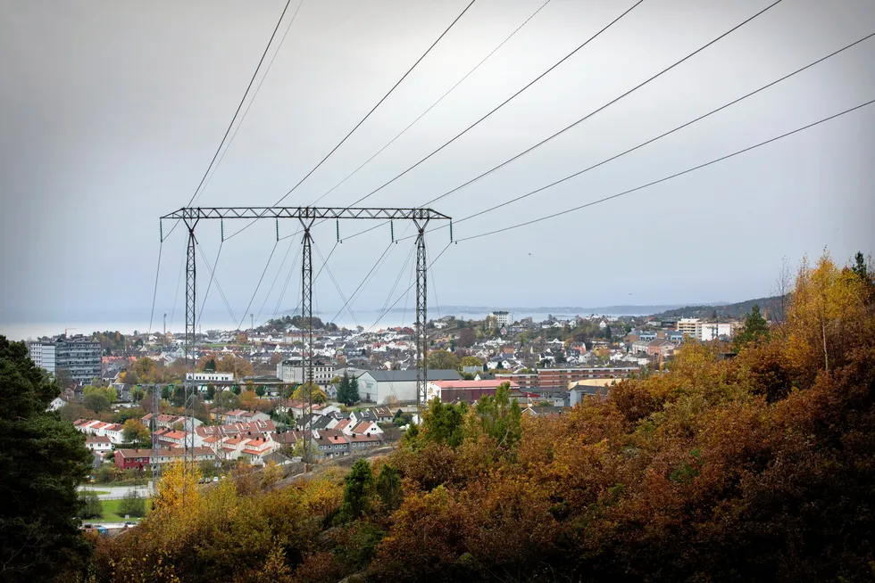 Kraftprodusentene i Agder og resten av NO2 kan glede seg over tidenes høyeste aprilpris tirsdag kveld. Kunder som ikke har strømstøtte må belage seg på å betale over 3 kr/kWh, før nettleie og avgifter.