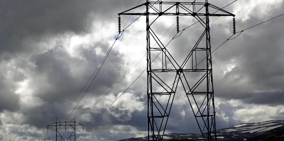 Kraftlinjer i fjellet ved Øvre Årdal.Mellom Øvre Årdal og Turtagrø. Skyer, dramatisk belysning. Kraft. Kraftforsyning. Kraftlinjer. Strøm. Strømforsyning. Strømlinjer. Elektrisitet. Høyspentledninger. Høyspentmaster. . Kraftlinjer.