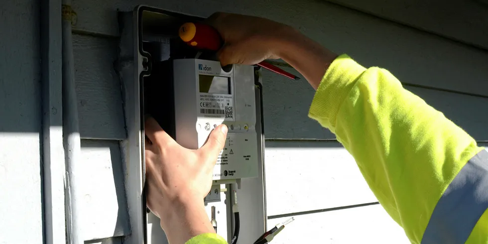 Snart 16 måneder etter at fristen for installering av AMS-målere utløp, er det fortsatt noen målepunkter som ikke har fått ny måler. Nå sier RME at de foreløpig ikke vil gi noen av selskapene sanksjoner for dette.