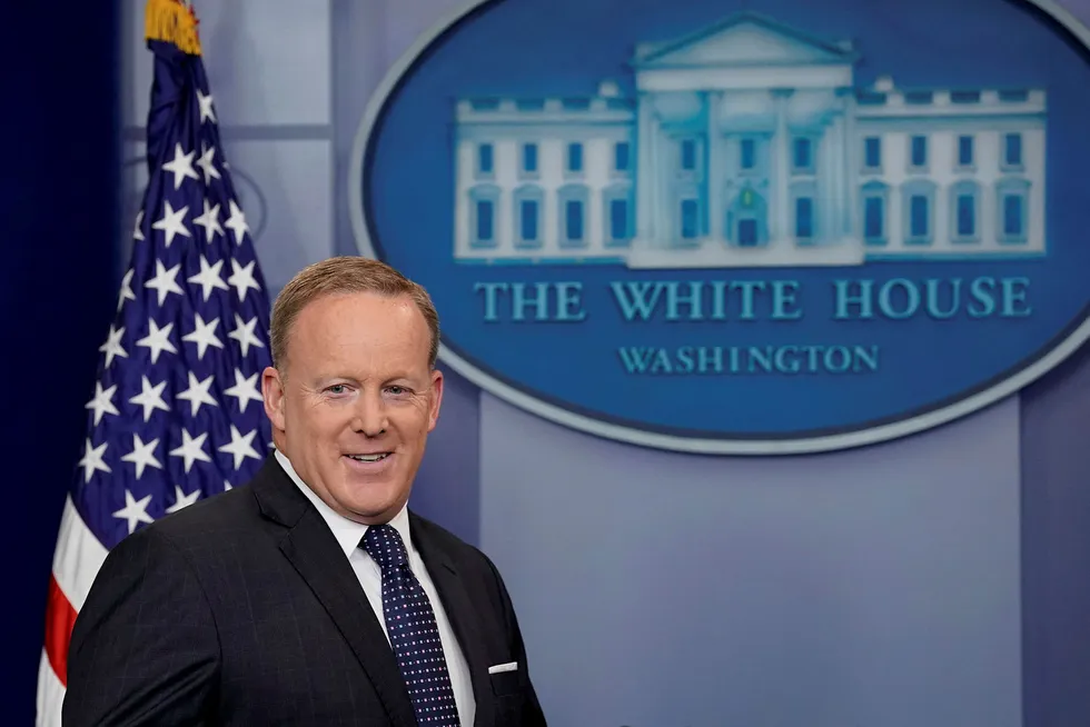 Pressetalsmann Sean Spicer ankommer en daglig pressekonferanse i Det hvite hus. Foto: CARLOS BARRIA