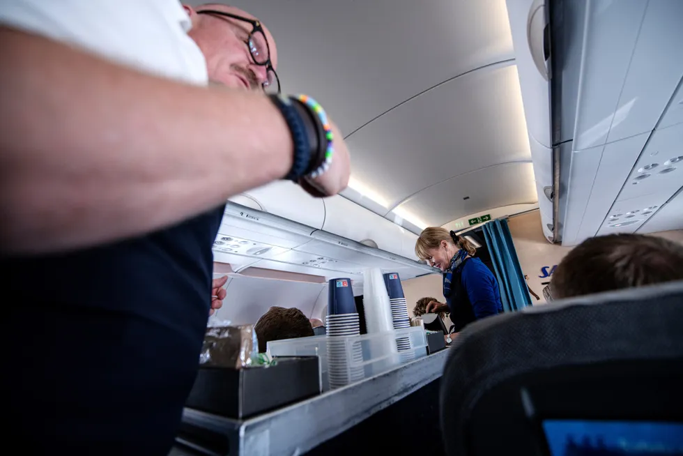 Flyvert Michael Berglund og flyvertinne Ira Linnéa von Witte serverte kaffe og te for passasjerene frem til mandag morgen. Så ble de satt på bakken. Her fra en flytur i forrige uke.