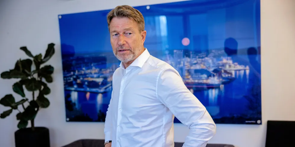 Statsråd Terje Aasland varslet i dag at regjeringen vil innføre eksport-restriksjoner på strøm.