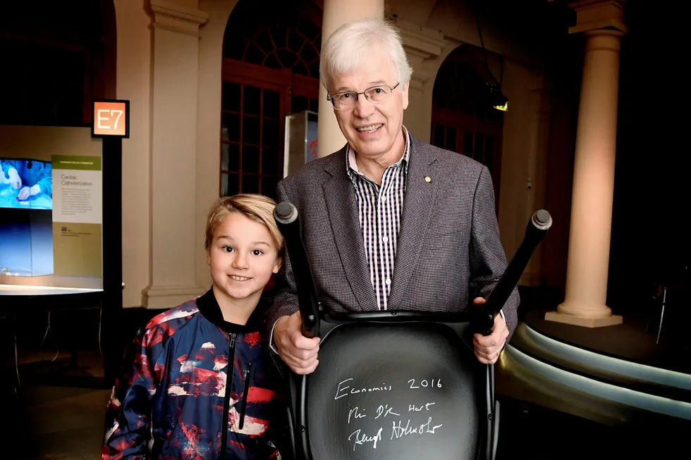 Finske Bengt Holmström, årets mottaker av Nobels minnepris i økonomi, etter den tradisjonelle stolsigneringsseremonien ved Nobelmuseet i Stockholm. Slektningen Boris Isberg til venstre. Foto: Jonas Ekströmer/TT/Reuters/NTB Scanpix