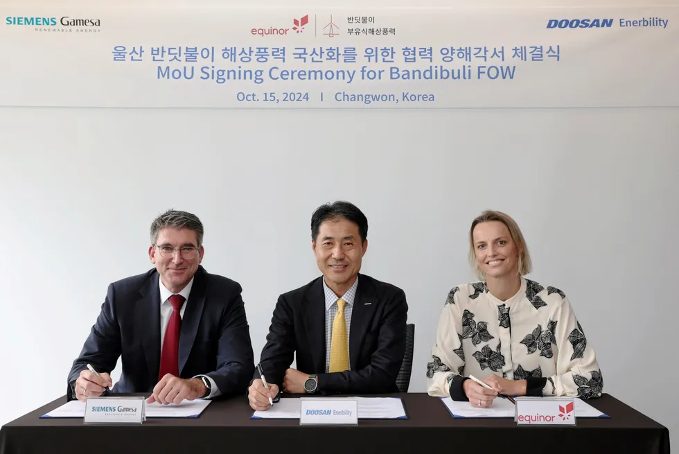 Doosan Energy Power Service BG Head Seungwoo Son (centre) signing an earlier MoU over turbine nacelle assembly for Firefly with Siemens Gamesa Offshore Wind Power Division Head Mark Becker (left) and Equinor Asia Pacific Senior Vice President Ingun Svergården.