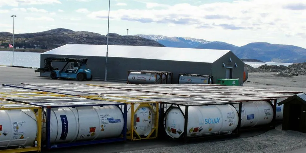 PÅ HØRING: Nytt regelverk om utslipp av avlusningsmidler er sendt på høring. Her er hydrogenperoksid på lager. Foto: Anders Furuset