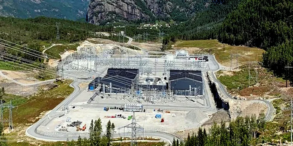 Strømmen til og fra Tyskland går gjennom Statnett sin oppgraderte Ertsmyra trafostasjon ved Tonstad i Sirdal kommune.