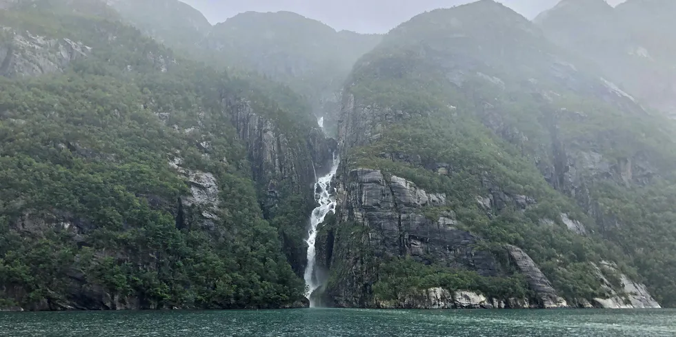 Her renner norske vannkraftverdier rett på havet. Fulle magasiner og mye nedbør gir overløp ved Flørli i Lysefjorden.