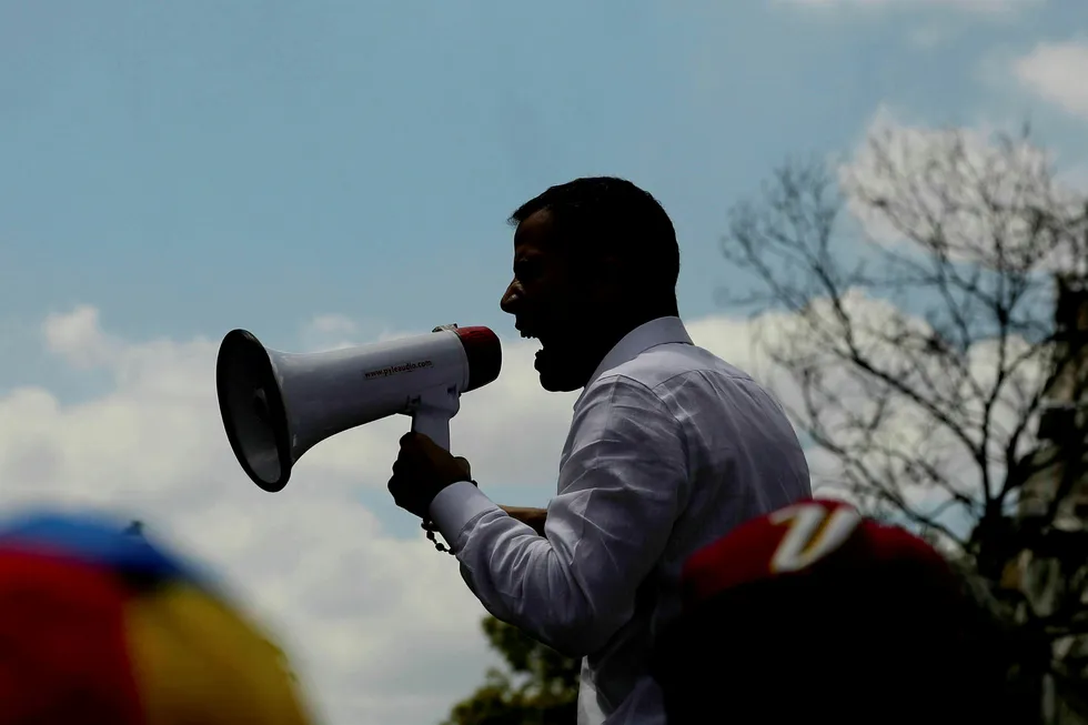 Opposisjonsleder Juan Guaidó ønsker å erklære unntakstilstand i landet, og ber samtidig folk demonstrere i gatene mandag.