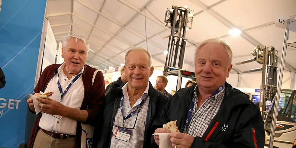 MAT OG PRAT: Øystein Olav Rabben, Lodve Gjendemsjø og Arne Riise har vært på samtlige fiskerimesser de siste tiårene. Her møtes de over en matbit på fiskernes fellesstand. Foto: Silje Helene Nilsen