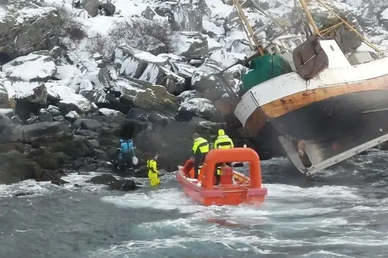 En fiskebåt gikk på grunn da kapteinen var innestengt på do.