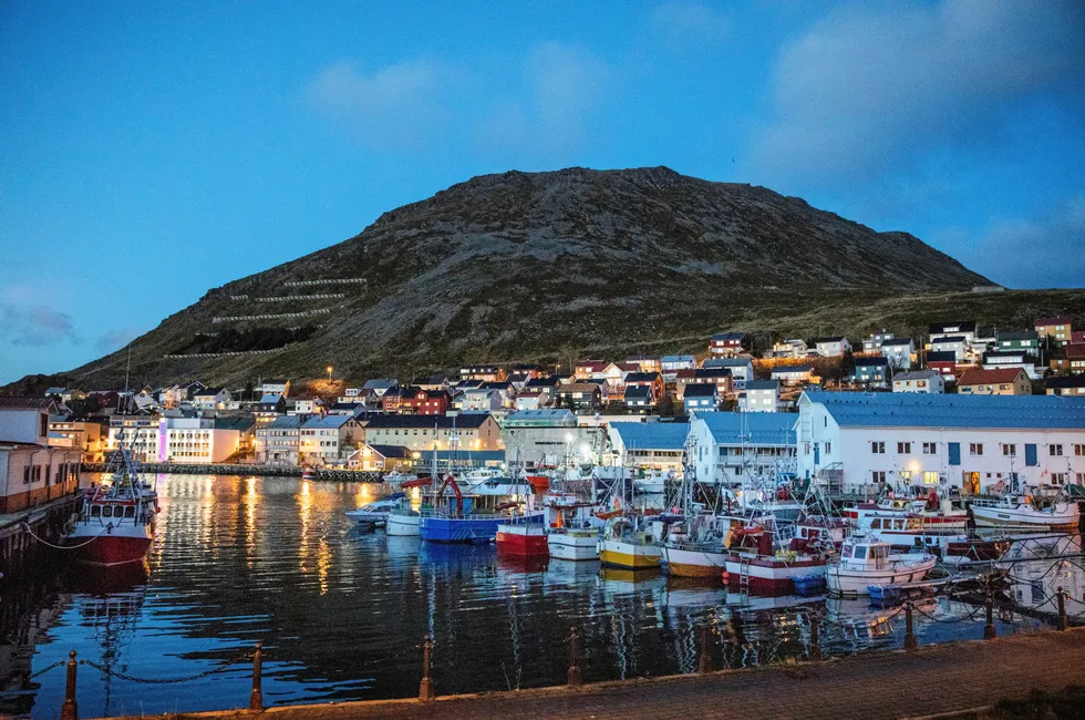 Det var ved et fiskemottak i Honningsvåg-området den latviske fiskeren helte bensin på tre ansatte og døren ved fiskemottaket.