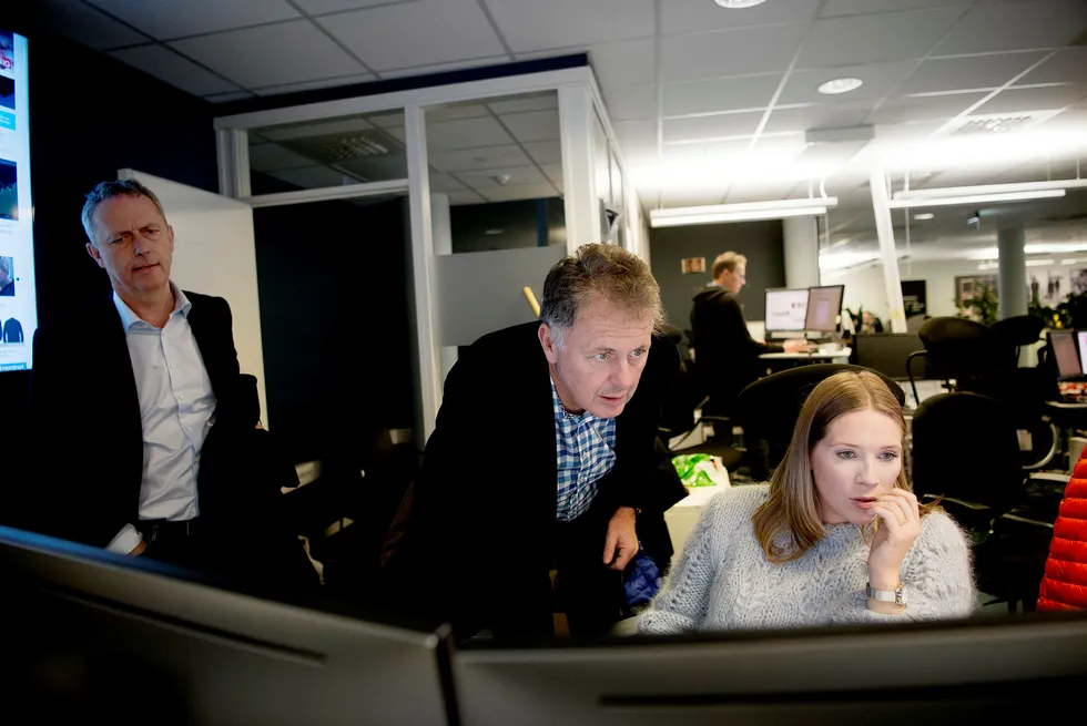 Konserndirektør Are Stokstad i Amedia, ansvarlig redaktør Gunnar Stavrum i Mediehuset Nettavisen og utgavesjef Maria Schiller Tønnessen lanserer nå en ny heldigital abonnementsavis, NA+. Foto: Mikaela Berg