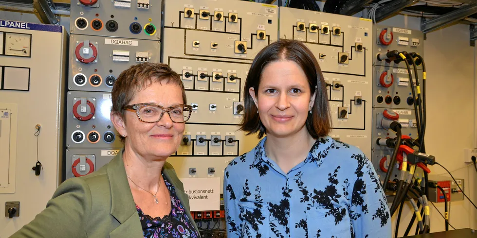 Prisvinner Gerd Kjølle (til venstre) sammen med kollega Hanne Vefsnmo i Smartgrid-laben på Sintef.