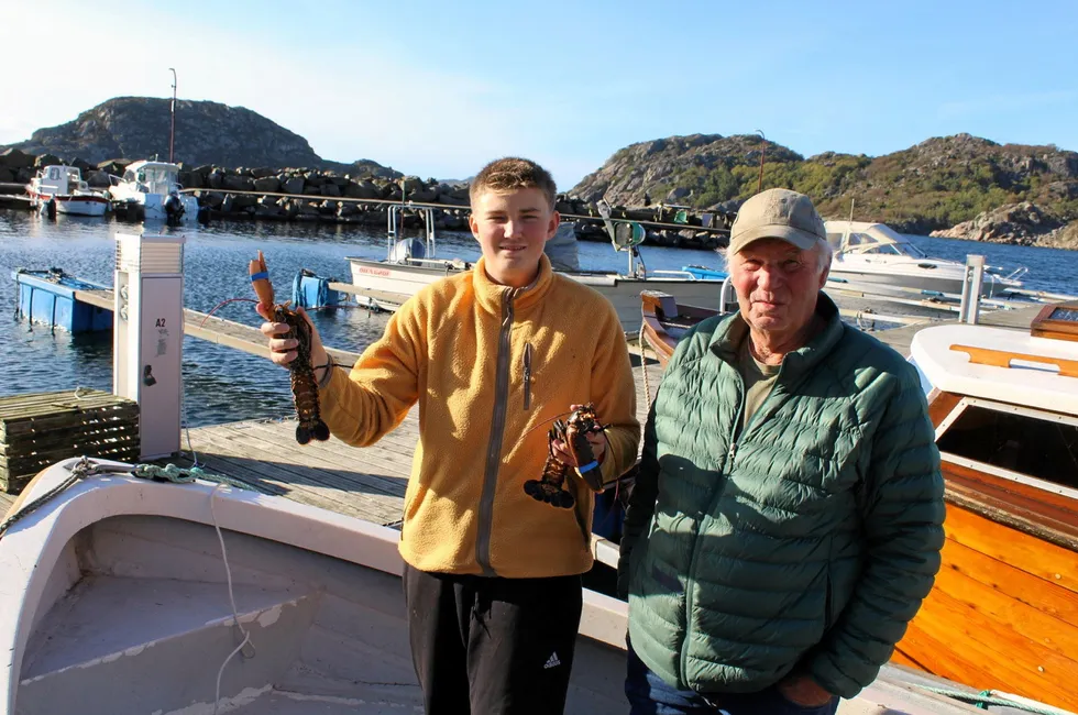 Korshamn-fisker Erling Kristensen og barnebarnet Ludvig Kristensen. Bildet er tatt ved en tidligere anledning.