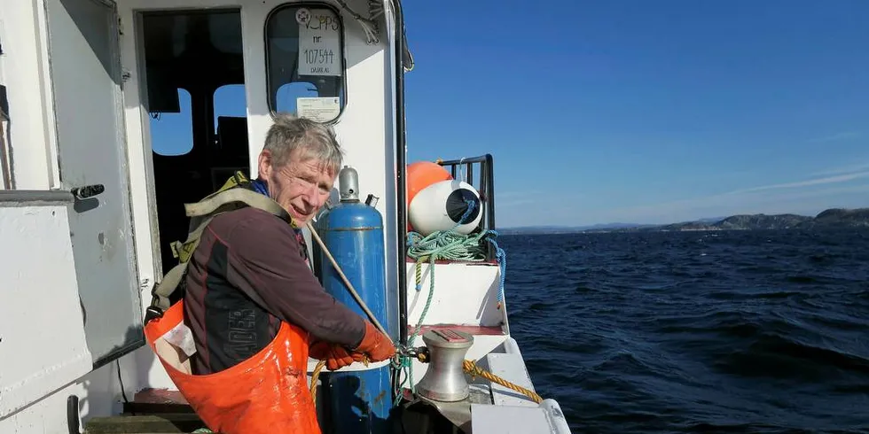 UMULIG Å LEVE AV: Sigmund Moe rekefisker i Boknafjorden, trekker inn trålen. Den er tom, bortsett fra noen få kilo på slutten av halet. Foto: Kjersti Sandvik