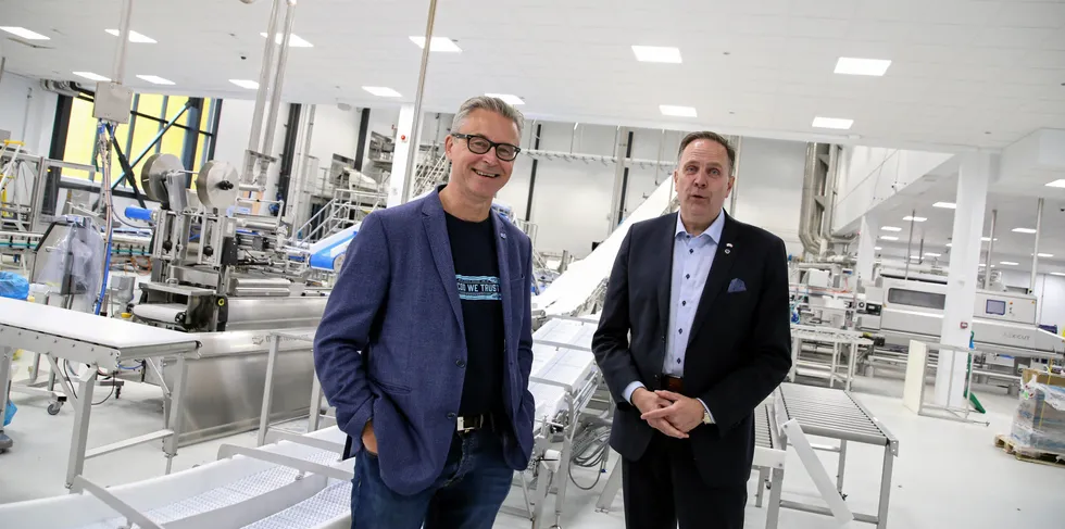 Fiskeriminister Odd Emil Ingebrigtsen (t.v.) var sist fredag på besøk hos Primex og deres filetfabrikk på Myre i Vesterålen. Der fikk han omvisning av styreleder Eirik Sørdahl.