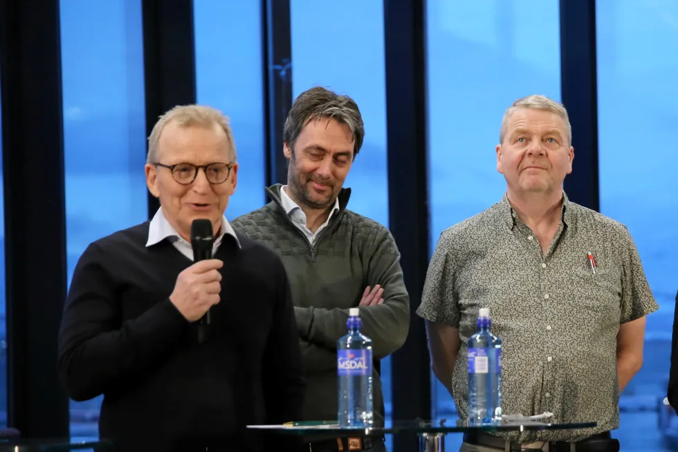 Nord Fiskarlag-styreleder Roger Hansen (høyre) ber Norges Fiskarlag og leder Kåre Heggebø (venstre) om å få partene i dialog. Fiskebåt-styreleder Christian Halstensen (midten) har sagt de er ferdigforhandla.