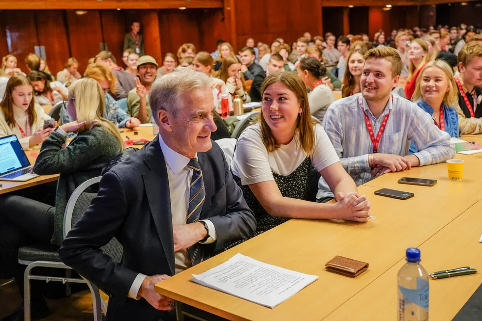 AUF-leder Astrid Willa Eide Hoem lemper urealistiske klimakrav på egne ordførere. Det er hverken Ap eller klimapolitikken tjent med. Her med statsminister Jonas Gahr Støre.