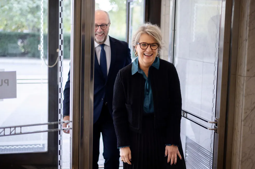 Konsernsjef Benedicte Schilbred Fasmer i SR-Bank rapporterer en egenkapitalavkastning på rekordhøye 19,7 prosent i fjerde kvartal. Bak henne i bildet: fusjonspartner Per Halvorsen i Sparebank 1 Sørøst-Norge.