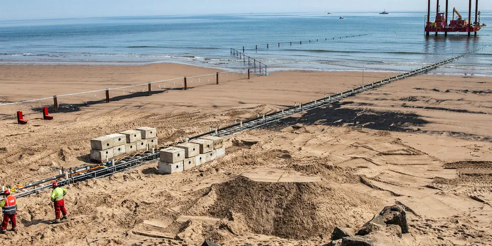 God start: Alt gikk som planlagt da North Sea Link ble dratt i land i Blyth i England 7. mai.