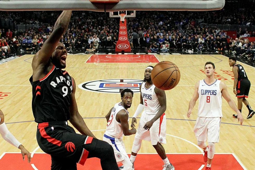 Toronto Raptors' Serge Ibaka scorer et mål mot Los Angeles Clippers under en kamp i Los Angeles tirsdag. NBA (National Basketball Association) er ansett som en av de mest innovative ligaer i verden og en svært fremoverlent tv-distributør.