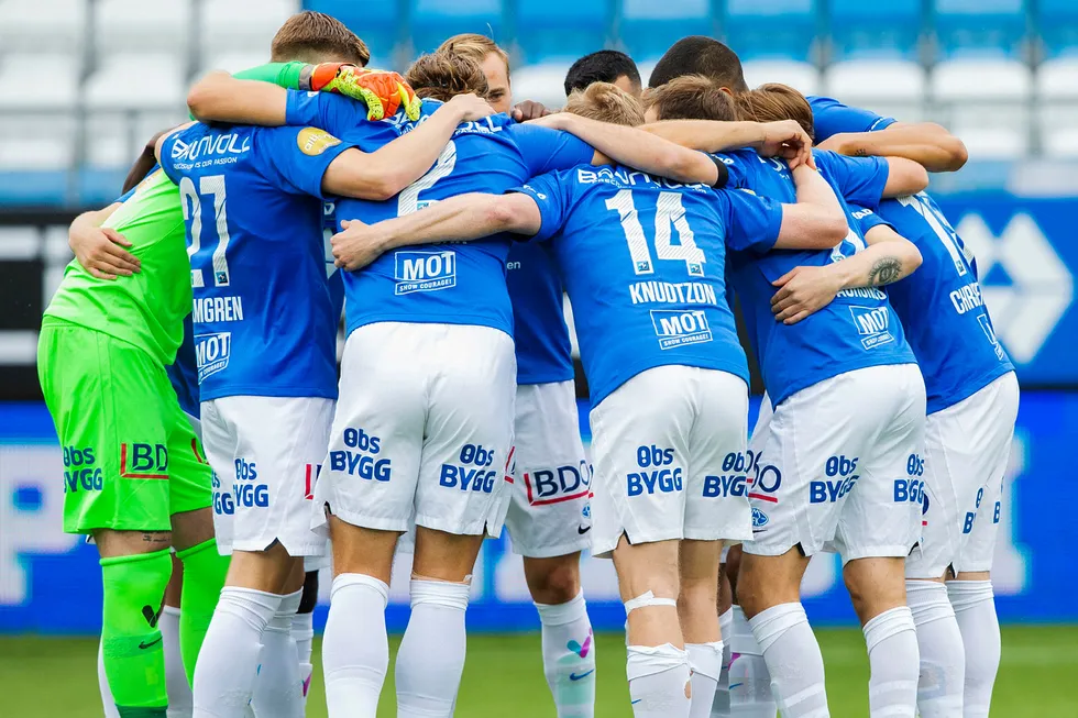 Moldes spillere samlet for en peptalk før avspark i eliteseriekampen i fotball mellom Molde og Mjøndalen på Aker Stadion søndag 5.juli. Mens topp- og barne- og ungdomsfotball får spille kamper, får de lengre ned i divisjonene ikke spille kamper.