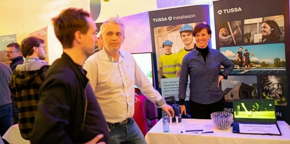 Her er Tussa Kraft representert på messen Nordfjordtreffet med organisasjonssjef Nina Melle Scharning (til h).
