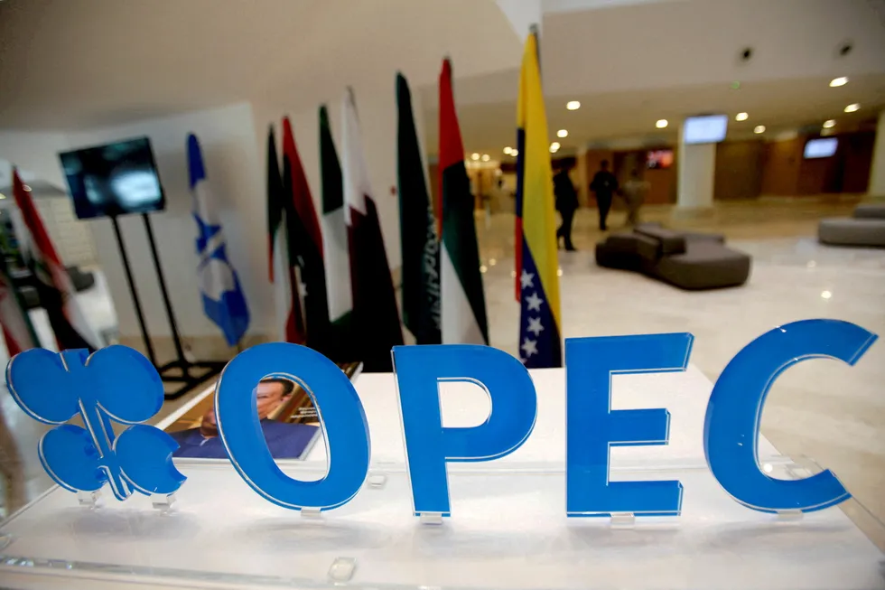 Det utvidede oljekartellet Opec+ møtes mandag for å bli enige om produksjon i oktober.
