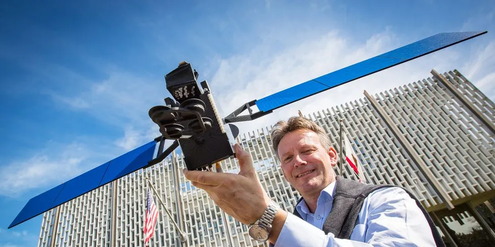Morten Tengs med en modell av satellitten Thor 7. Foto: Ørjan F. Ellingvåg/DN