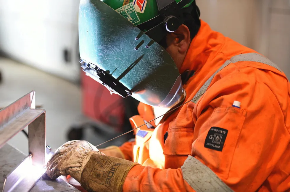 Sotra Contracting utfører verkstedstjenester og installasjon både til skips-, onshore-, offshore- og subsea-industrien.