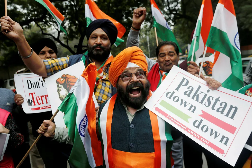 Indere i New Delhi feirer opplysningene om at indiske fly har utført et luftangrep mot en leir inne i den pakistanskkontrollerte delen av Kashmir. USA ber begge landene besinne seg.