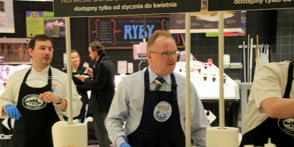 OLJE OG FISK: Fiskeriminister Per Sandberg (FrP) kan ikke si ja både til olje og fisk i Lofoten, mener Folkeaksjonen oljefritt Lofoten, Vesterålen og Senja. Her promoterer skrei i en Carrefour-butikk utenfor Gdansk i Polen.Arkivfoto: Anders H. Furuset
