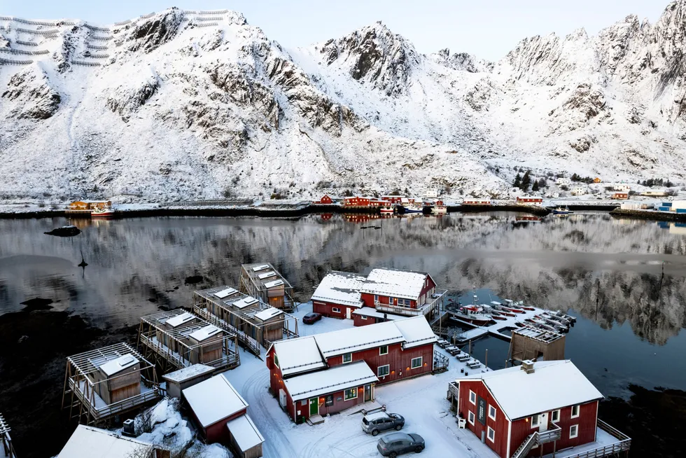 Regjeringens turistskatt setter sinnene i kok i Lofoten. Bildet viser Hemmingodden Lofoten fishing lodge ved siden av fiskemottaket i Ballstad.