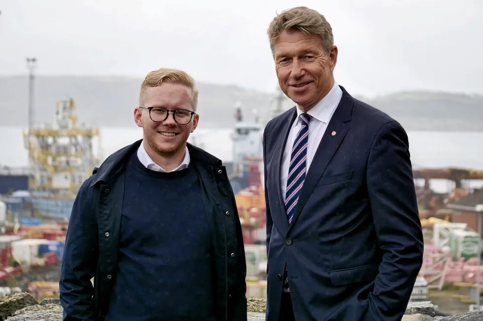 Politisk rådgiver Snorre Erichsen Skjevrak (t.v) og energiminister Terje Aasland.