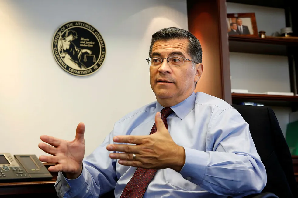 Californias justisminister Xavier Becerra saksøker regjeringen til Donald Trump for brudd på grunnloven.