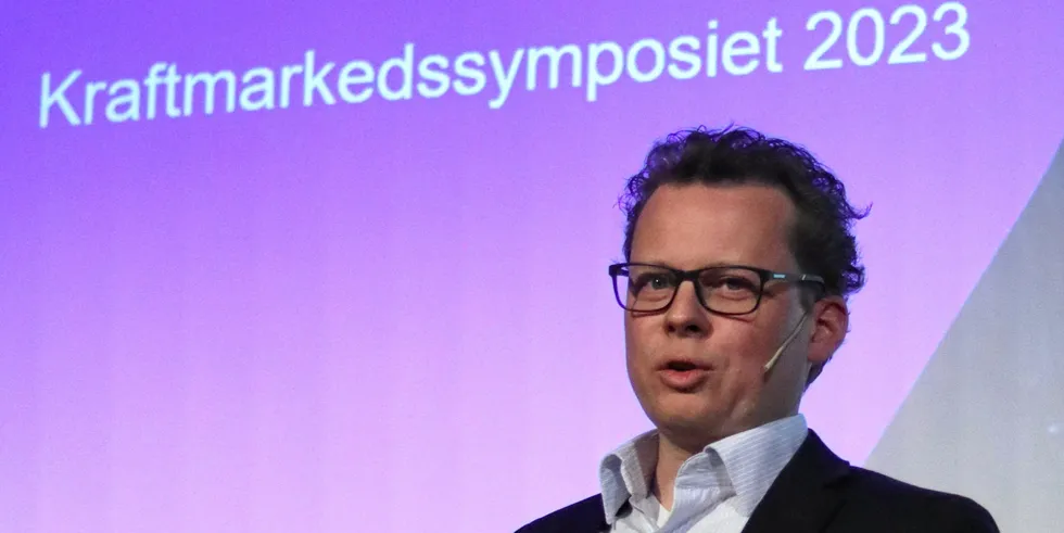 Den norske strukturen tåler ikke høye strømpriser på samme måte som andre steder i Europa. Vi bruker mer strøm og påvirkes derfor mer av høye strømpriser mener Alexander Strøm Arnesen, sjef for kraftinnkjøp i Elkem.