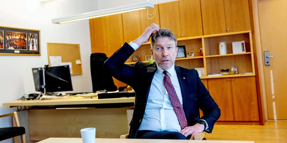 – Jeg mener det er riktig og viktig at staten stiller opp for husholdninger, sier energiminister Terje Aasland.