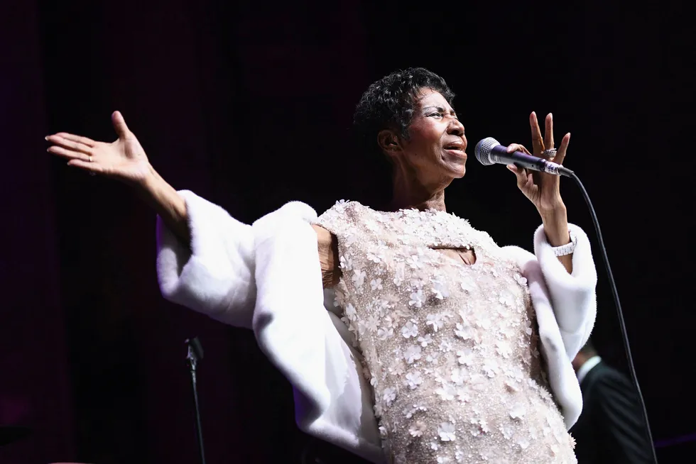 Hun hadde en massiv aura helt frem til det siste, barket av et meget langt liv i showbiz, med sterke meninger og egenrådig oppførsel, skriver Audun Vinger om Aretha Franklin. Her fra en opptreden i New York i november i fjor.