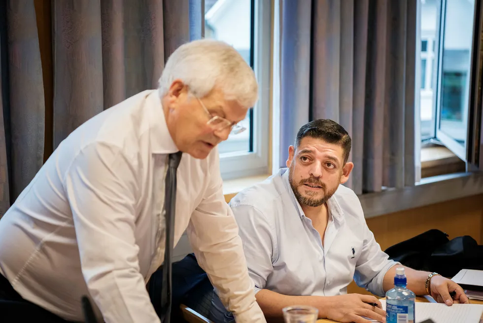 Straffesaken mot den tidligere presidenten i menneskerettighetsorganisasjonen Global Network for Rights and Development (GNRD), Loai Deeb startet i Stavanger tingrett mandag, her sammen med sin forsvarer Kjell Brygjeld.