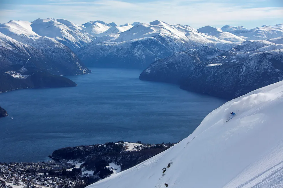 Med storslagen utsikt mot fjorden nyter Karsten Gefle lett snø nedover Alperittløypa. Foto: Thomas T. Kleiven