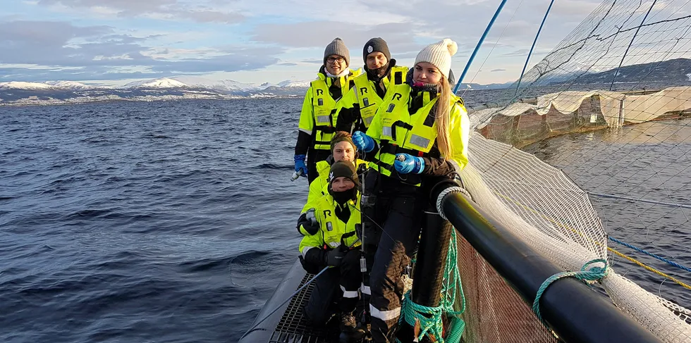 Havbruksnæringa er stor i Norge og mange søker seg til den. Her ser vi studenter fra Biomarin innovasjon ute i praksis på merdkanten.