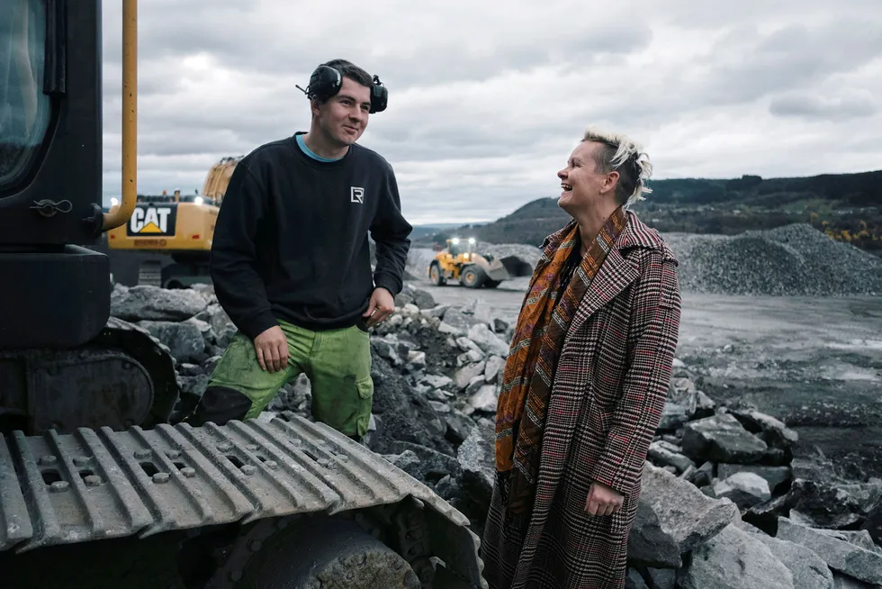 Daglig leder Bente Lorentzen er sjef i en mannsdominert bedrift i en mannsdominert bransje. Her er hun på bedriftens mobile knuseverk på Hylkje utenfor Bergen. Gravemaskinfører Martin Steinestø, til venstre, slår av en prat med sjefen.