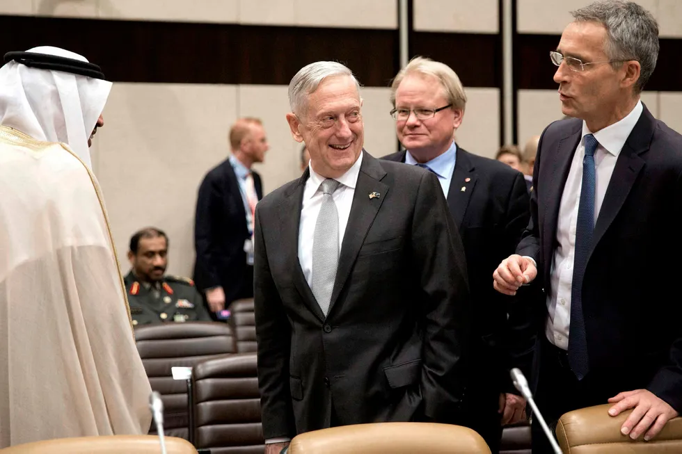 På Natos forsvarsministermøte i november sonderte USA om behovet for å svare på trusselen fra nye russiske raketter. USAs forsvarsminister James Mattis (i midten) er her i samtale med Natos generalsekretær Jens Stoltenberg og Saudi-Arabias viseforsvarsminister Mohammed Al-Ayeesh. Foto: Virginia Mayo/AFP/NTB Scanpix