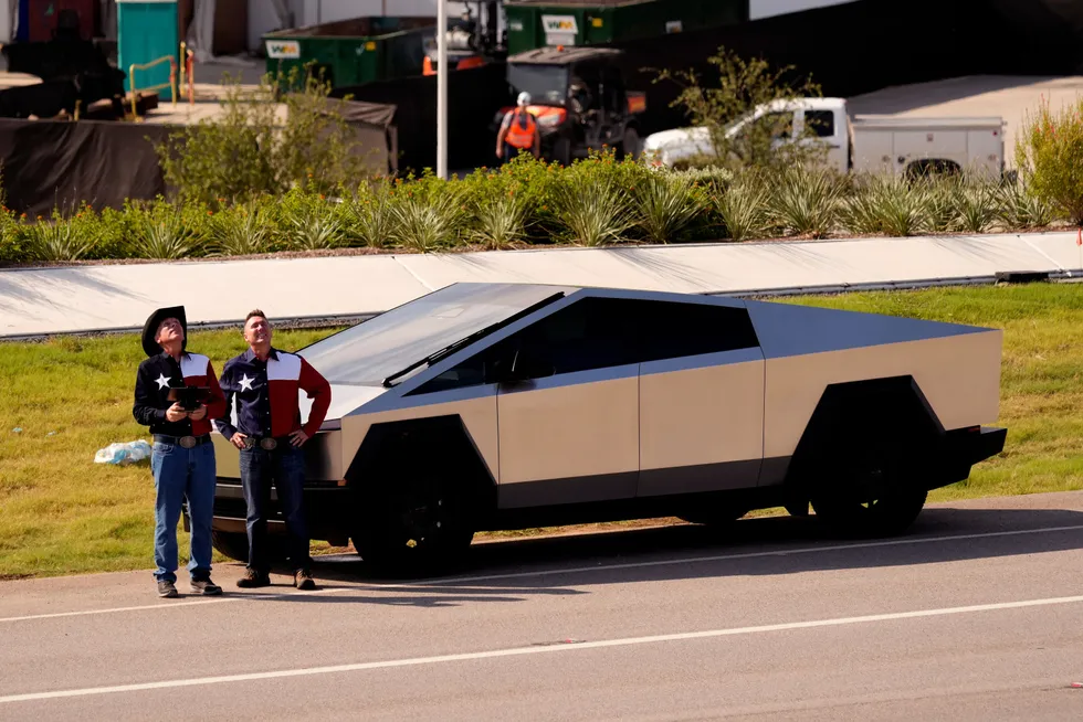 Småaksjonærer kom til Teslas generalforsamling i Austin og forventet show. Elon Musk innfridde.