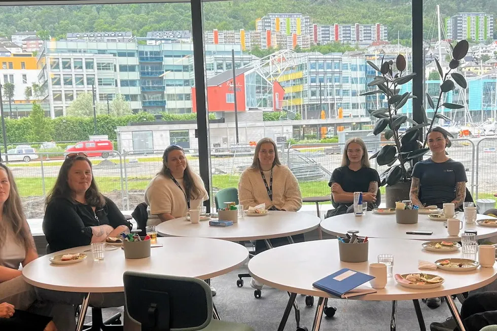 Her sitter de kvinnelige energimontørene i BKK på det første frokostmøte for å diskutere hva som kan gjøres for å styrke kvinnenandelen.