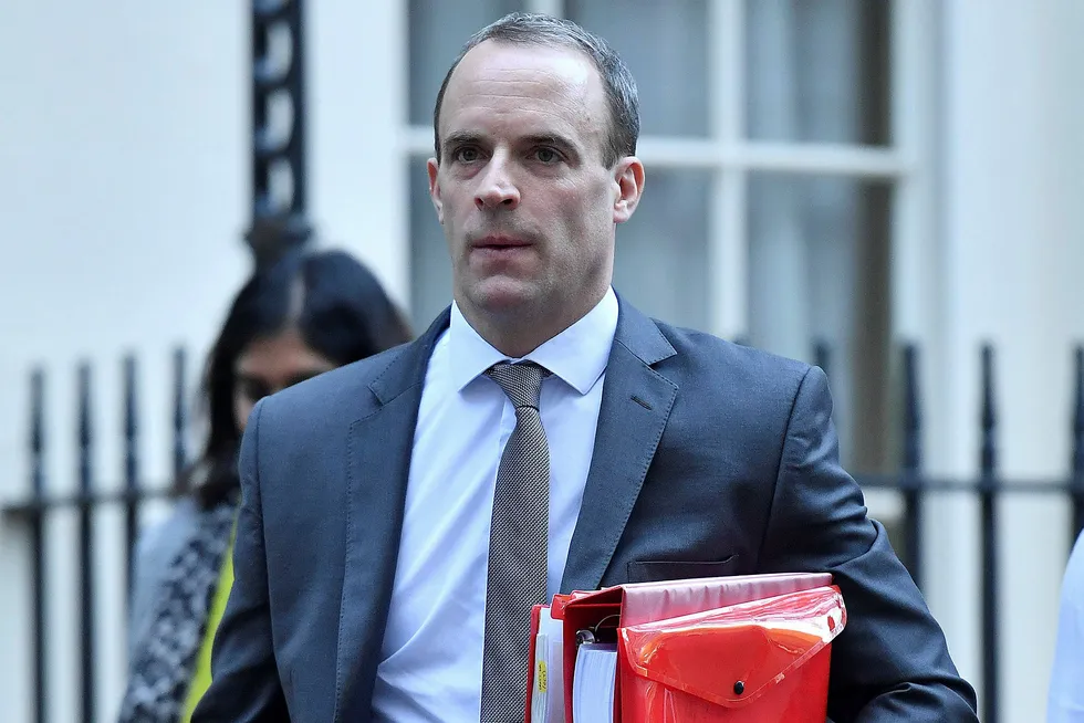 Dominic Raab nekter å stille seg bak forslaget til brexitavtale med EU og trekker seg derfor som brexitminister i den britiske regjeringen.