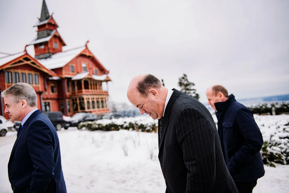 ConocoPhillips-sjef Ryan Lance (i midten) jobbet i årevis i Alaska, og setter pris på Oslo-kulden etter rekordhet vinter i Houston. Europa-sjef Trond Erik Johansen (til venstre) og kommunikasjonssjef Stig Kvendset følger med. Foto: Fartein Rudjord