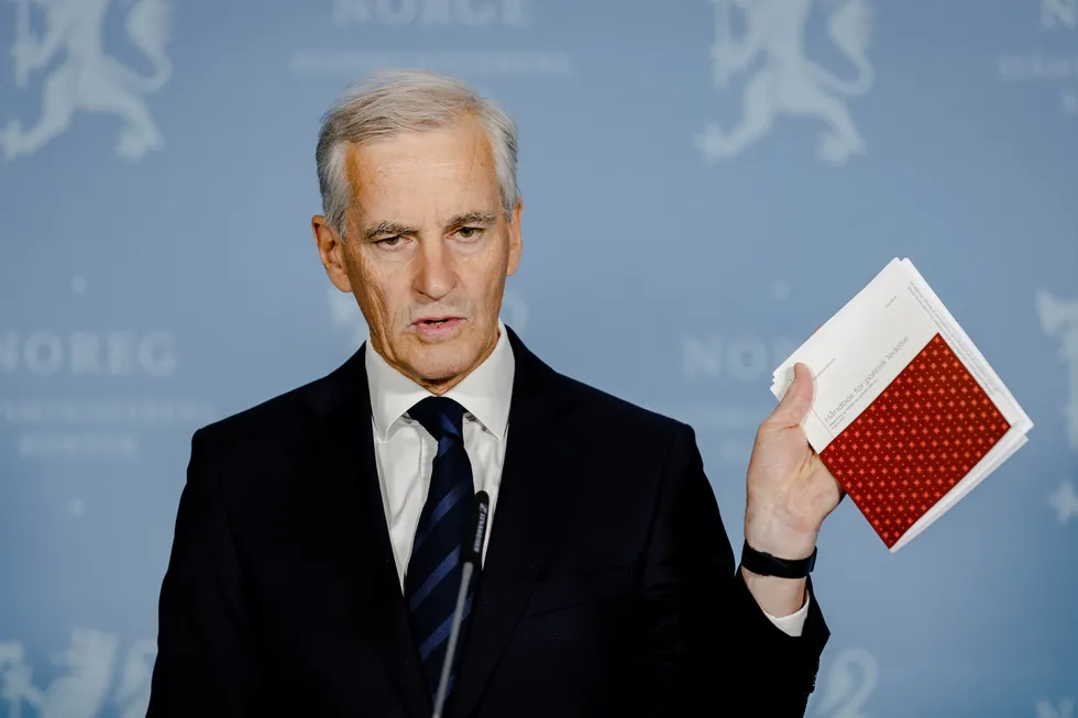 Statsminister Jonas Gahr Støre hadde med seg «Håndbok for politisk ledelse» på pressekonferansen på Statsministerens kontor 23. juni i forbindelse med Anette Trettebergstuens avgang.